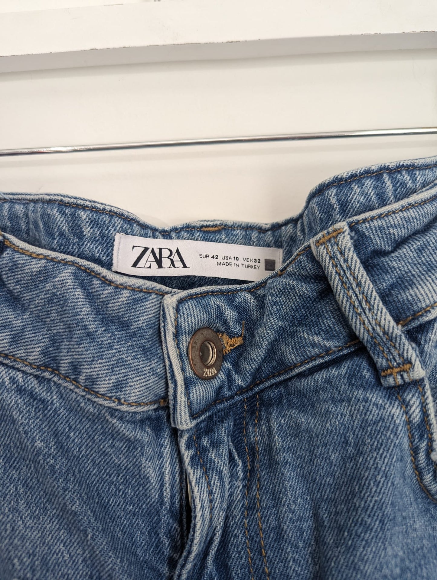 Zara Light Wash Straight Jeans - Size 10